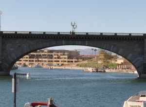 Ein Panorama der London Bridge in Lake Havasu City