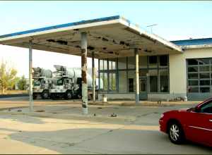 (1 in a multiple picture set)
This old Chevron station made a sad picture of a once-thriving business.  At one time the highway came right past it's pumps, but now people gas up at the chain truckstops on the exit west of town.