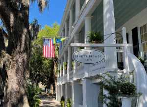 Side view of the Rhett House Inn, Beaufort, South Carolina, USA.