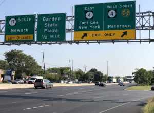View south along New Jersey State Route 17 at the exit for New Jersey State Route 4/Garden State Parkway SOUTH (Fort Lee, New York, Paterson) in Paramus, Bergen County, New Jersey