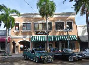 The Hollywood Furniture Co. building (1923) at 1911-1915 Hollywood Boulevard, one of the oldest structures on the street, is a contributing resource in the Hollywood Boulevard Historic Business District. In 1940 the building housed an A&amp;P grocery