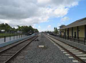 North end of Cotati station in April 2018, with the station building, platforms, and gauntlet tracks visible