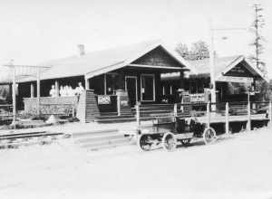 Seahurst Park real estate sales office, Burien, Washington, U.S. c. 1912.
Tracks are for the Highland Park and Lake Burien Railway.
See comments (on linked Flickr source) for the scene now.
More on the Burien streetcar at [Rob's] website.
Scanned