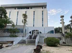 Constructed in 1968 and later expanded in 1976, the St. Petersburg Judicial Building stands at five stories tall. It is made from textured concrete, a material choice that contributes to its architectural acclaim. One of the building's standout
