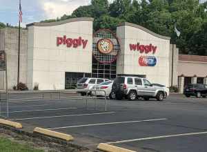 Piggly Wiggly grocery store located at 10 Spring Street in Charleston, West Virginia.